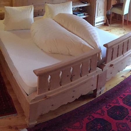 Hotel Chasa Sofia Scuol Pokoj fotografie