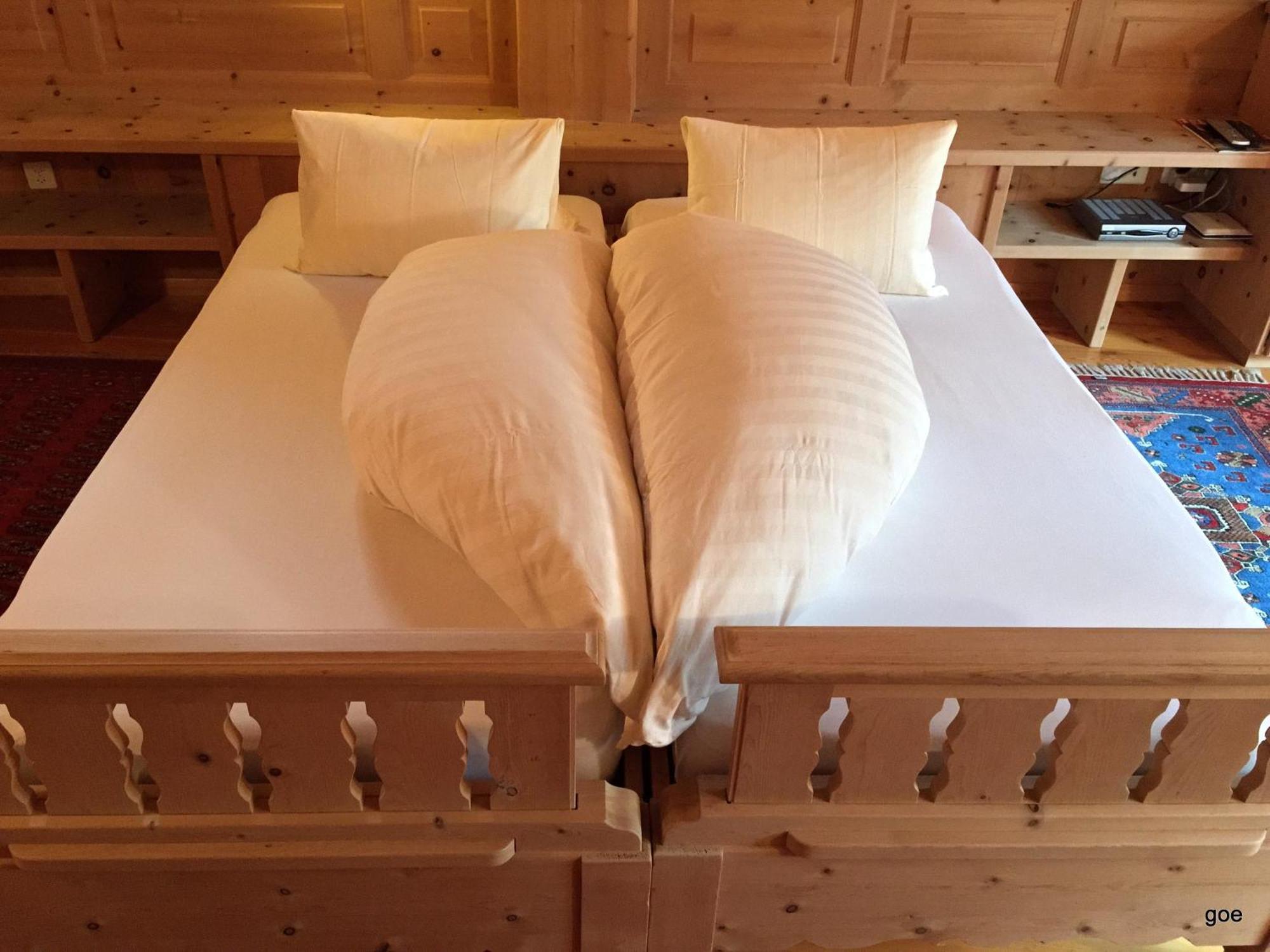 Hotel Chasa Sofia Scuol Pokoj fotografie